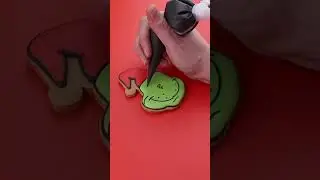 Grinch Face Biscuit Icing | Hand-Iced Cookies #christmas #icingcookies #bakedgoods #cookieart