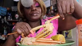 Crackling Eating Sounds ASMR Seafood Boil Garlic Butter