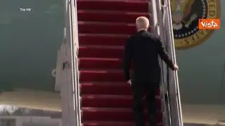 Biden carambola due volte di fila sulla scaletta dell&rsquo;Air Force One