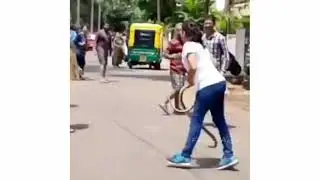 Hot girl catch snake 😱😱😱😱💞💞💞