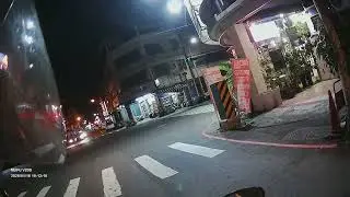 屏東市重慶路176號民眾買晚餐機車已快耀佔用路正中央