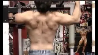 Fr&eacute;deric Delavier, champion international, montre comment un homme, un vrai, fait ses tractions!