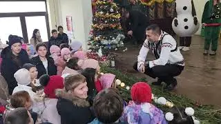 INFOBT.RO Moș Crăciun și primarul Gheorghiță Mihăiță Iftodi la Prăjeni 