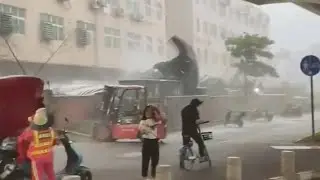 This city can't hold anymore! Unstoppable storm strikes Shenzhen city, China
