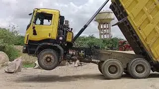 Pathar Se bhara hua dumper lipat ho raha hai dumper aage se upar 🪨😱😱