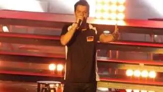 NKOTB Frankfurt 2014 - Jordan Knight Stage Diving