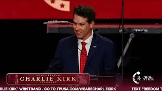 🇺🇸 Тайлер Бойер выступает на Мемориале Чарли Кирка в Turning Point USA в Глендейле, штат Аризона.