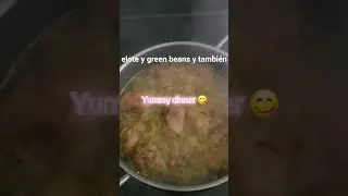 POLLO CON salsa verde con arroz.