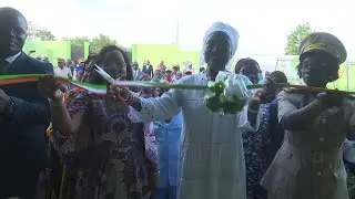 Mariatou Koné inaugure et équipe une salle multimédia au lycée moderne de Guitry