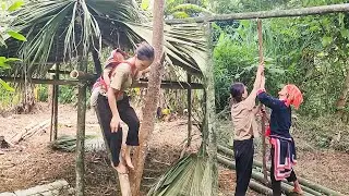 Daily Struggles in the Forest: A 16-Year-Old Single Mom and Her Grandma Build a Bamboo Gate