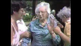 Rijtoer met koets door kolonie in de jaren 80