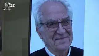 Jos&eacute; Carlos Mahia, Ministro, saluda la entrega del Premio Figari a Luis Camnizer