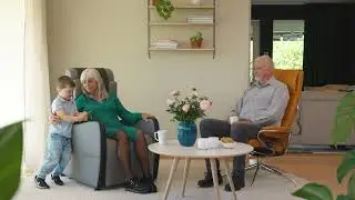 8454 TOPRO Comfort Plus Lady talking with grandson LANDSCAPE FORMAT
