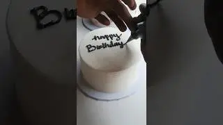 Writing on cakes #cake #cakedecorating #baking #birthdaycake