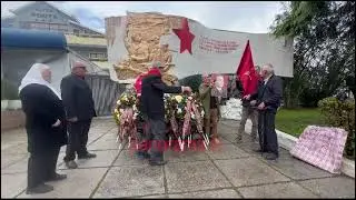 Clirimi i Elbasanit/ Qytetaret me pankarta ne duar dhe tufa me lule...