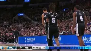 Wemby goes down holding his knee, limps to the locker room