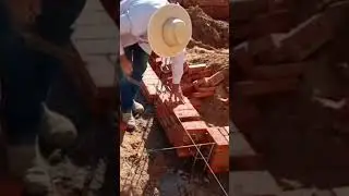 Assentamento de tijolos em alicerce