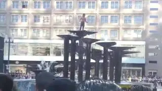 Polizeieinsatz in Berlin-Mitte: Mann steht auf Brunnen am Alex und schreit, droht und schimpft