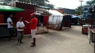 Rep&oacute;rter tem equipamento quebrado durante reportag