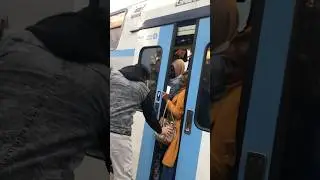 (RER D) train bond&eacute;, fermeture des portes difficiles. #train #pourtoi
