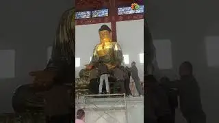 Devout Buddhist believers are placing the Buddha's sword in the correct position, Jiangxi, China
