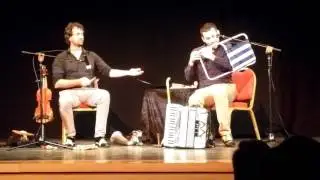 Fetén Fetén. La Pinariega, con cucharas y silla de camping.