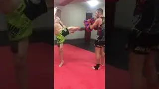Муай тай мидл кик. /muay thai mid kick