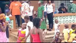 Ms. Elenor Banya of  California USA,  feed kids in Dodo Kutoma in Kailahun district on 12/26/21 pat2