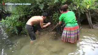 Primitive Trap - Survival Fish Trap By Mud Hole - Dig Deep Mud Hole To Build Trap Catch Fish