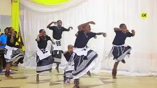 Abaririmbyi ba Pueri Cantores Diyosezi ya Byumba berekanye umwihariko  mu kubyina imbyino Nyarwanda