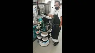 Robot Camarero recogiendo mesas en un hotel