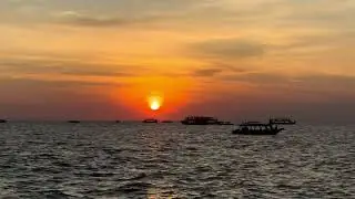 Le coucher du soleil au lac Tonle Sap