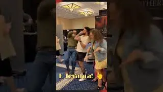 🎬 | Andrew Biernat (Zsadist) recriando a cena do sal&atilde;o de Legalmente Loira na Apollycon 2025!#IAN