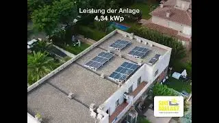Photovoltaikanlage auf einer ebenen Kiesfl&auml;che