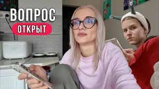 Руки ноги и копыта .  Кира не умеет урчать, а я пеню туалет .  