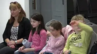 A bemes gyerekek Cassievel, a n&eacute;met doggal ismerkedtek