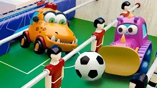 Mocas Autos spielen Tischfu&szlig;ball ⚽🚗 Lustiges Spiel mit den Autos