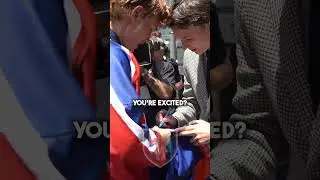 Matthew Schaefer signs his 1st Islanders jersey and Alex&rsquo;s splint 😂￼