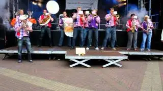 Dweilorkest slut norgus op met Omdat ie zo mooi is 2011 in Zevenaar