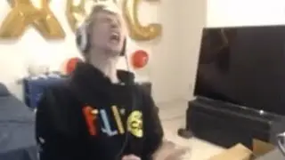 xQc slams his desk 16 times