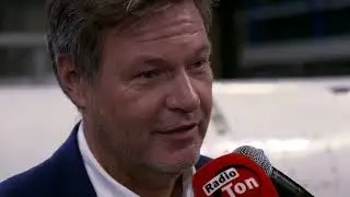 German Vice Chancellor Dr. Robert Habeck visiting the NewSpace Startup HyImpulse
