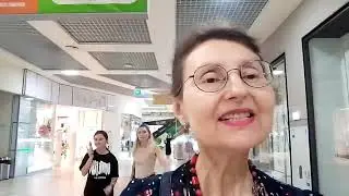 SUMMERTIME SHOPPING IN A KYIV SHOPPING MALL