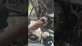 Splendor engine cluch removing #splendor#automobile#bike #motorcycle#mechanic #workshop