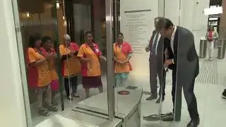 Dutch Prime minister accidentally dropped his coffee  .. See What he did after...