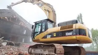Caterpillar 330 D mit Oil-Quick und Abbruchstiel rei&szlig;t Dachstuhl ein (HD)