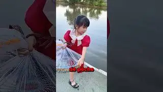 Cette fille attrape un poisson pour la premi&egrave;re fois 👏￼