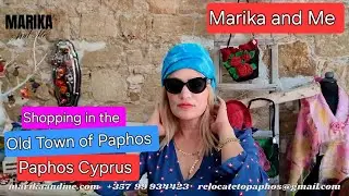 Марика примеряет на себя множество шляп в Старом городе Пафоса, пока мы посещаем магазин старого ...