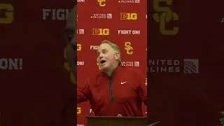 Гэри Паттерсон заменяет жест &laquo;лягушка&raquo; команды TCU на лозунг USC &laquo;Fight On&raquo; (&laquo;Вперед, борись!&raquo;).