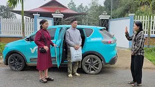 A tearful farewell. Mr. Jack went with his mother for medical treatment, leaving tieu Ly alone.