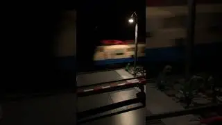 Durch die Nacht- Noppenstein Br111 rauscht im Laternenlicht vorbei|#aelp#br111#legotrains#elok